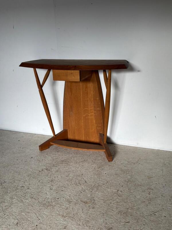 Console architecturée en bois massif vers 1960 