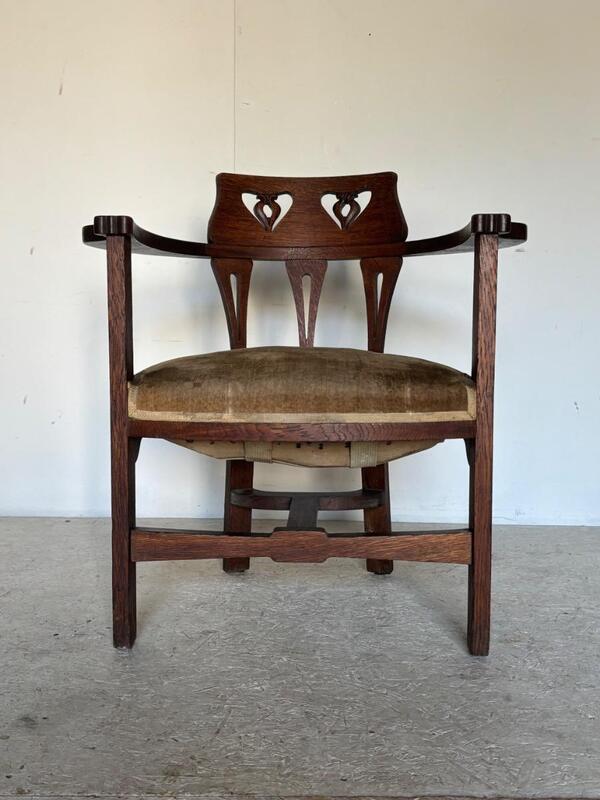 Georges Walton and Co ( attribue a ) fauteuil de bureau en chene vers 1900