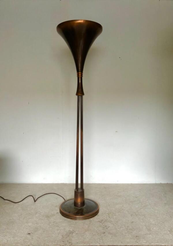 Lampadaire Art Deco en laiton a patine cuivre . Vers 1930 