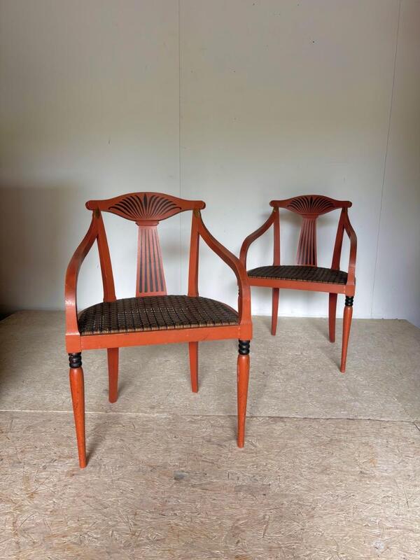 Paire de fauteuils vers 1925 en bois laque et cannage