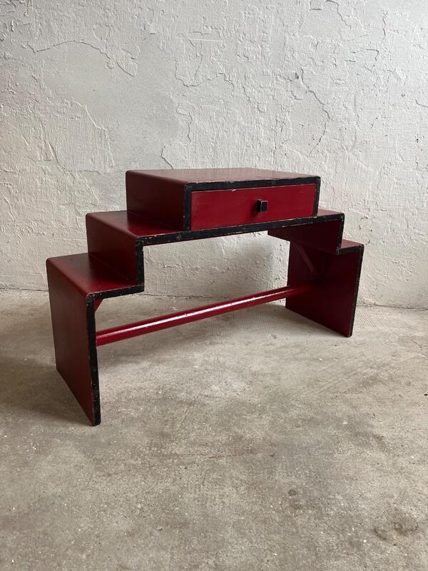 PRIMAVERA editeur . Petit meuble en bois laqué vers 1925