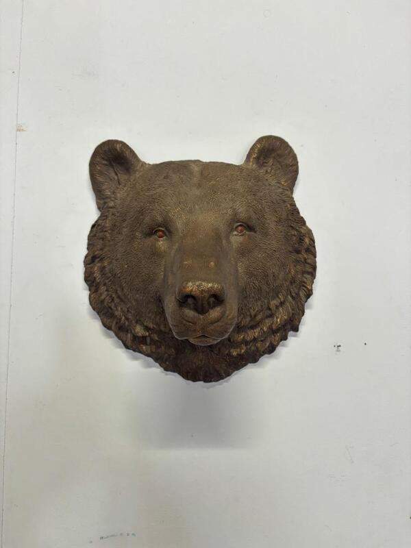 Terre cuite representant une tete d ours . 